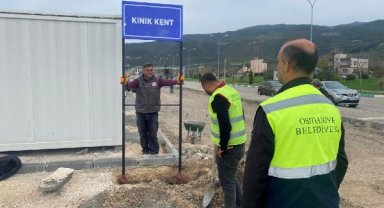Osmaniye'de mahallelere ayrılan konteyner kentte tabelalar asıldı