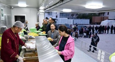 Osmaniye'deki depremzedeler, ilk iftarlarını çadırda yaptı