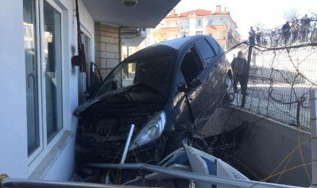 Otomobil, dairenin balkonuna girdi; sürücü yaralandı