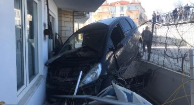 Otomobil, dairenin balkonuna girdi; sürücü yaralandı