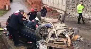 Otomobil, duvarı aşarak alt yola düştü; sürücü öldü