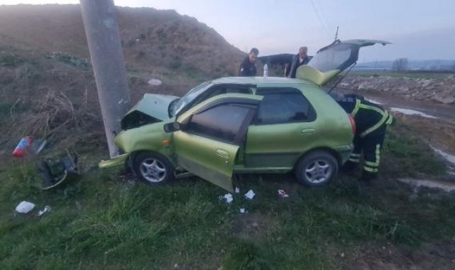 Otomobil elektrik direğine çarptı: 4 yaralı