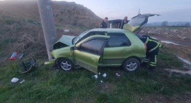 Otomobil elektrik direğine çarptı: 4 yaralı