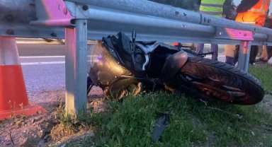 Otomobil ile çarpışan motosiklet sürücüsü öldü