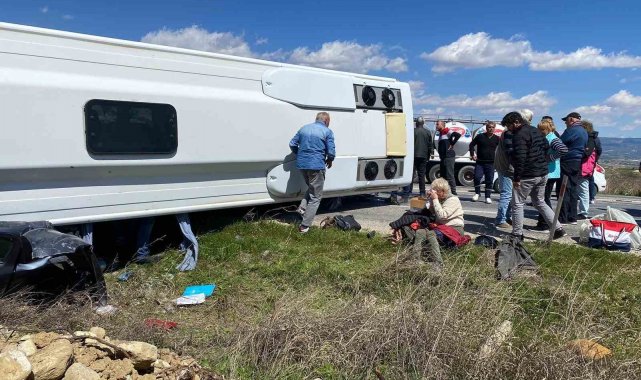 Otomobil ile midibüs çarpıştı; Ölü ve yaralılar var