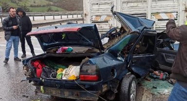 Otomobil kamyona arkadan çarptı: 2 kişi öldü, 6 kişi yaralandı