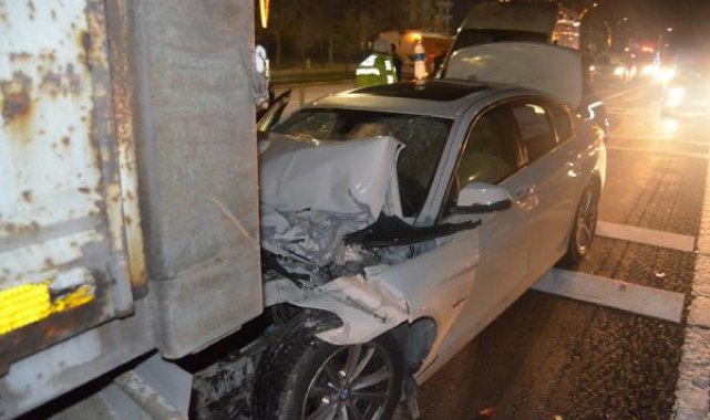 Otomobil kırmızı ışıkta bekleyen TIR'a çarptı: 4 yaralı
