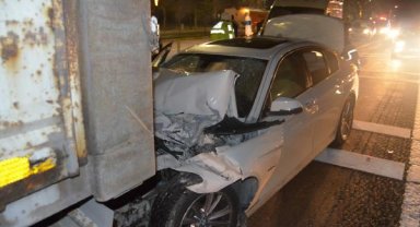 Otomobil kırmızı ışıkta bekleyen TIR'a çarptı: 4 yaralı
