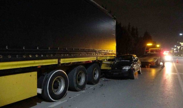 Otomobil tıra arkadan çarptı: 1'i çocuk 2 yaralı