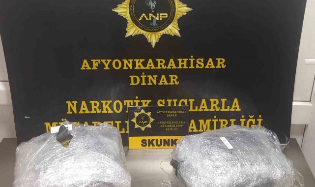 Otomobilde yapılan aramada 2 kilogram 290 gram skunk isimli uyuşturucu le geçirildi