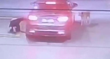 Otomobilin altında kalan köpeği kurtarma seferberliği