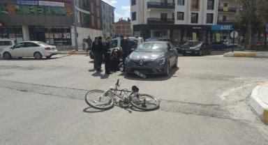 Otomobilin çarptığı bisikletli kurye yaralandı