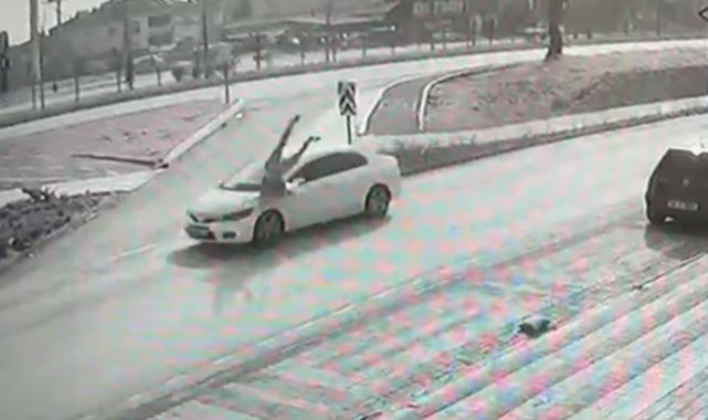 Otomobilin çarptığı kadın böyle havalandı