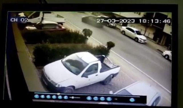 Otomobilin çarptığı motosikletin sürücüsü yaralandı; kaza anı kamerada