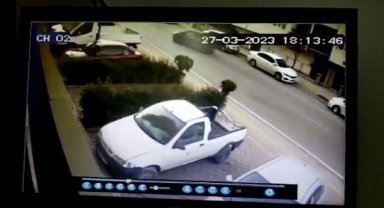 Otomobilin çarptığı motosikletin sürücüsü yaralandı; kaza anı kamerada