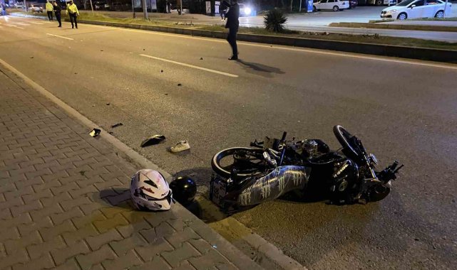 Otomobilin çarptığı motosikletteki çift metrelerce savruldu
