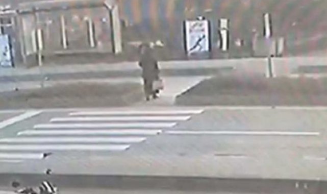 Otomobilin çarptığı kadının hayatını kaybettiği kaza anı kamerada