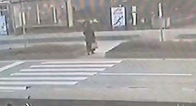 Otomobilin çarptığı kadının hayatını kaybettiği kaza anı kamerada