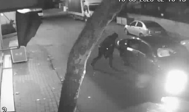 Otomobilin farlarını çalan şüpheliler kamerada