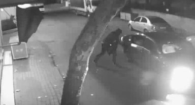 Otomobilin farlarını çalan şüpheliler kamerada