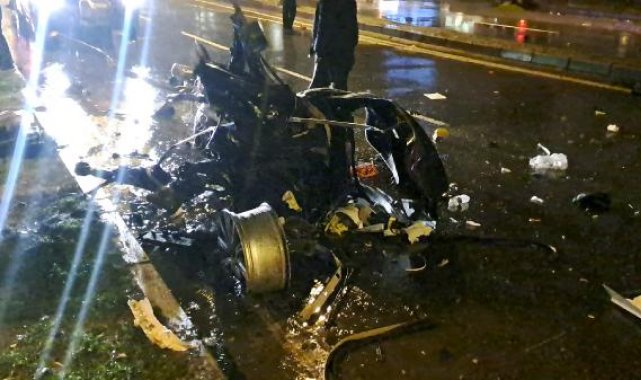 Otomobilin ikiye bölündüğü kaza, kamerada