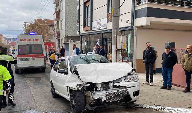Otomobilin işçi servisiyle kafa kafaya çarpıştığı feci kaza kamerada: 1 ölü, 3 yaralı