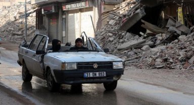 Otomobilini, tavanını kestirerek enkazdan çıkarttırmış