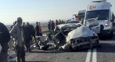 Otomobille kamyonetin çarpıştığı kazada baba- oğul öldü