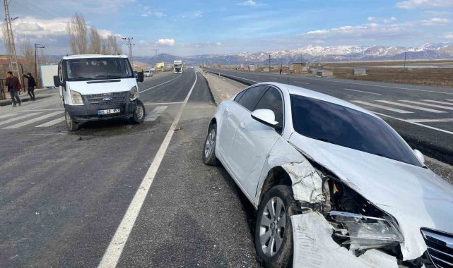 Otomobille minibüs çarpıştı: 3 yaralı