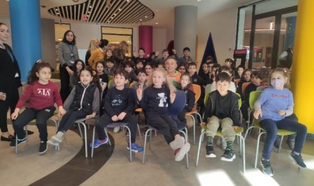 Oyuncu Özgür Özgülgün Ata Koleji'nde çocuklarla buluştu