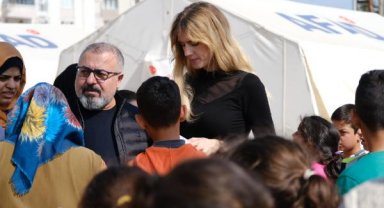 Oyuncu Wilma Elles, Afşin'de depremzede çocuklarla buluştu