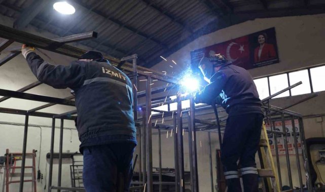 Öz kaynaklarıyla depremzedeler için konteyner ev yapıyorlar