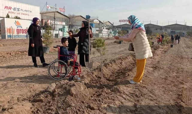 Özel öğrenciler Karatay'da fidan dikti