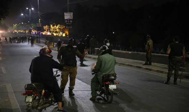 Pakistan'da polisin gözaltına almak istediği İmran Han'ın destekçileri protestolara başladı