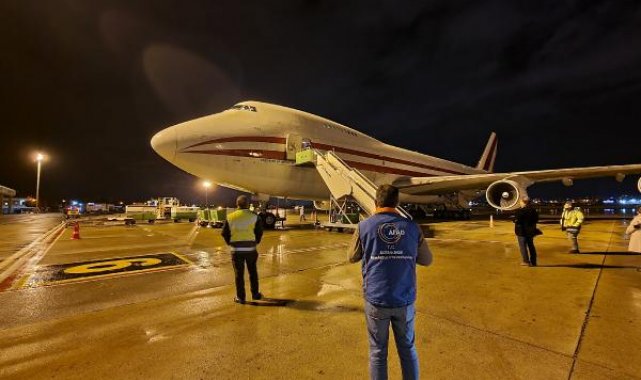 Pakistan'dan kışlık çadır taşıyan 3'üncü uçak Adana'ya indi