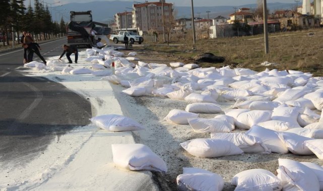 Parçalanan tırın dorsesindeki 200'e yakın un çuvalı etrafı dağıldı