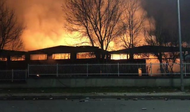 Parfüm fabrikasındaki yangın 3 saattir sürüyor: Gökyüzü turuncuya büründü