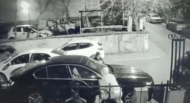 Park halindeki 30 otomobilin aynalarını çalan şüpheliler yakalandı