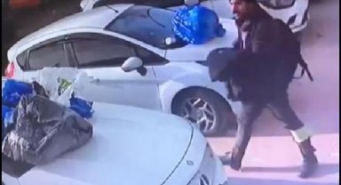 Park halindeki araçların üzerine çöp döküp, metalle çizdi; o anlar kamerada