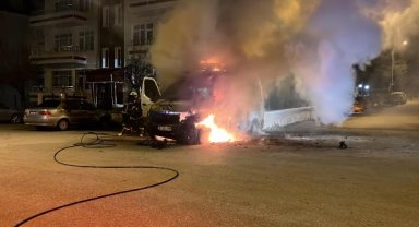 Park halindeki minibüste çıkan yangın, otomobile de sıçradı