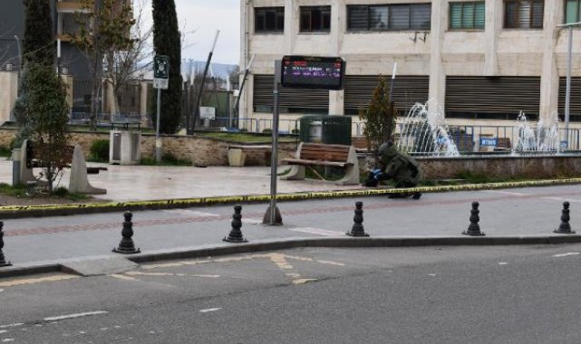 Parktaki banka bırakılan çanta, fünyeyle patlatıldı