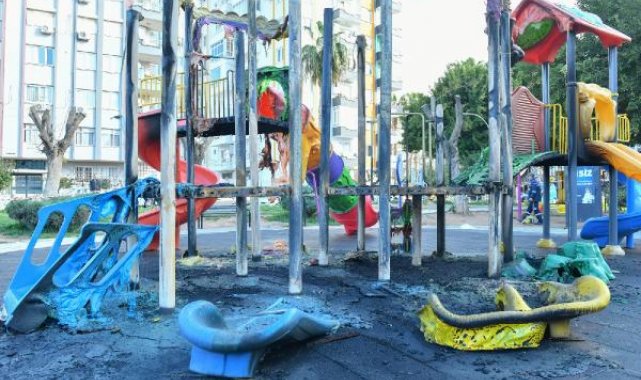 Parktaki çocuk oyun gruplarını yaktılar