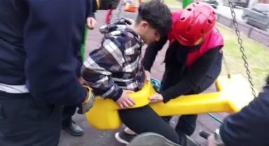 Parktaki salıncağa sıkışan Soner'i itfaiye kurtardı