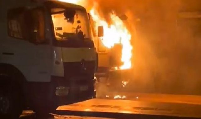Pendik'te park halindeki kamyon alev alev yandı