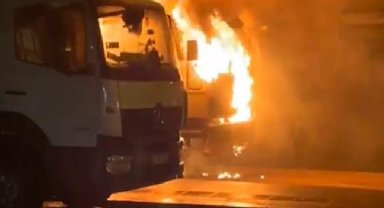 Pendik'te park halindeki kamyon alev alev yandı