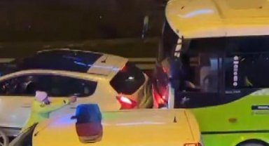 Pendik'te polisi peşine takan yolcu midibüsü İstanbul sokaklarını biribirine kattı
