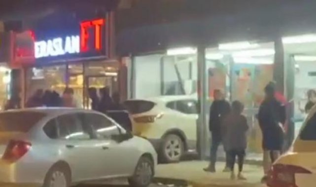 Pendik'te sürücüsünün kontrolünden çıkan otomobil markete girdi