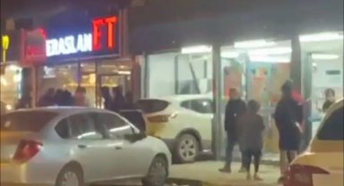Pendik'te sürücüsünün kontrolünden çıkan otomobil markete girdi