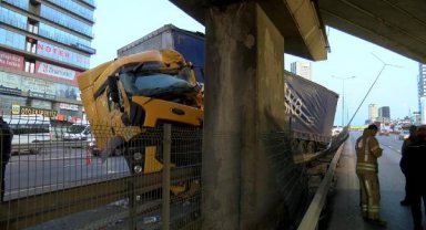 Pendik'te TIR üst geçide çarptı: 1 yaralı