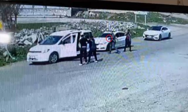 Peş peşe gelen otomobillerden inenlerin silahlı kavgası kamerada